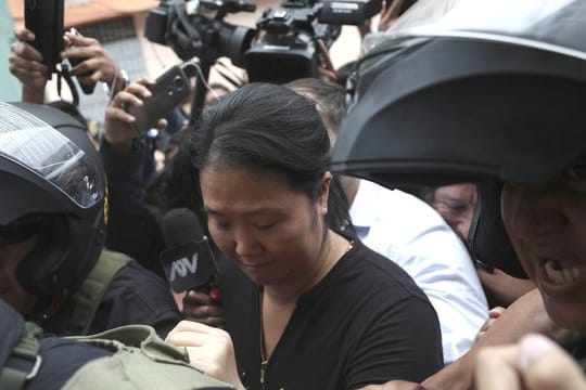 Keiko Fujimori, Oppositionschefin in Peru, wird von der Polizei eskortiert.