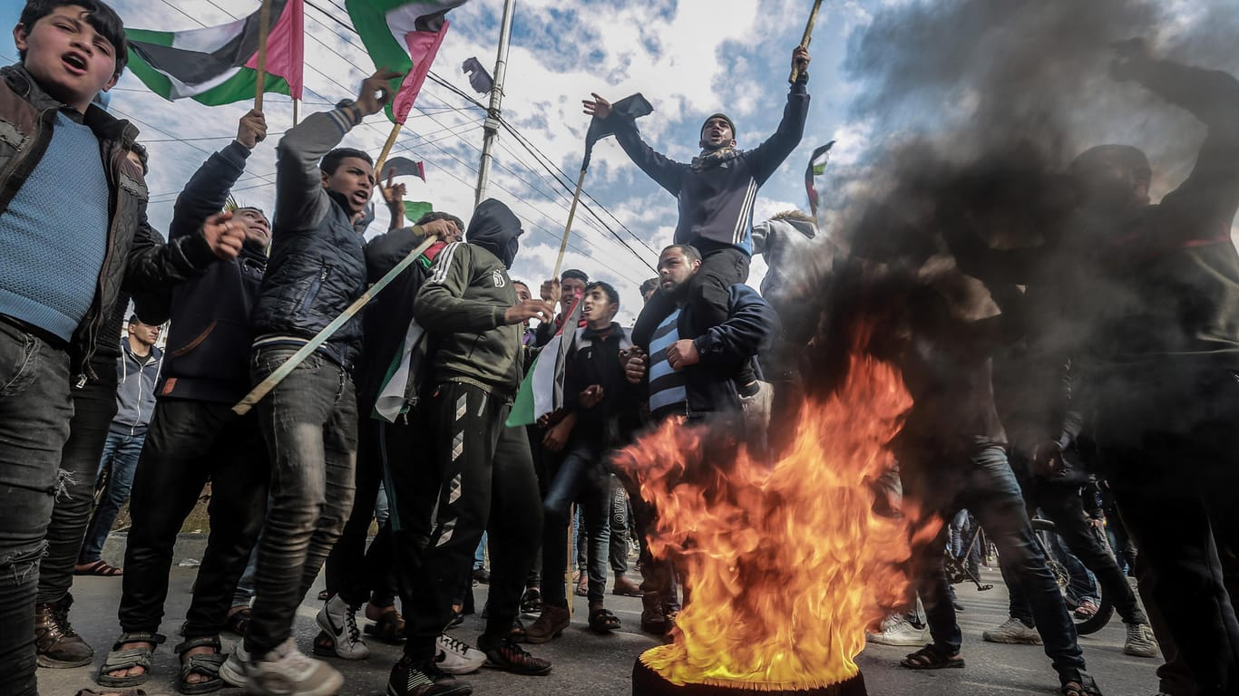 Palästinenser in Gaza demonstrieren gegen Trumps Nahost-Initiative.