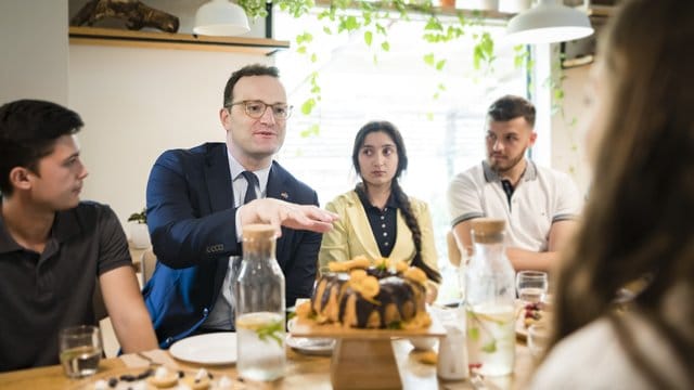 Bundegesundheitsminister Jens Spahn hat unter anderem im Kosovo um Pflegekräfte geworben. Bundegesundheitsminister Jens Spahn hat unter anderem im Kosovo um Pflegekräfte geworben.