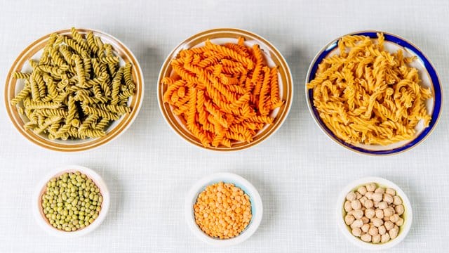 Pasta aus Nudeln, die keine sind: In den bunten Spirelli stecken Hülsenfrüchte.