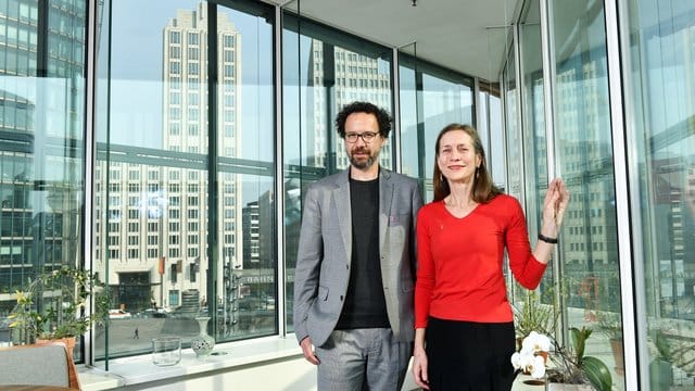 Das künftige Leitungs-Duo: Carlo Chatrian, künstlerischer Direktor, und Mariette Rissenbeek, Geschäftsführerin, bei einem Pressetermin im Berlinale-Büro am Potsdamer Platz. Das künftige Leitungs-Duo: Carlo Chatrian, künstlerischer Direktor, und Mariette Rissenbeek, Geschäftsführerin, bei einem Pressetermin im Berlinale-Büro am Potsdamer Platz.