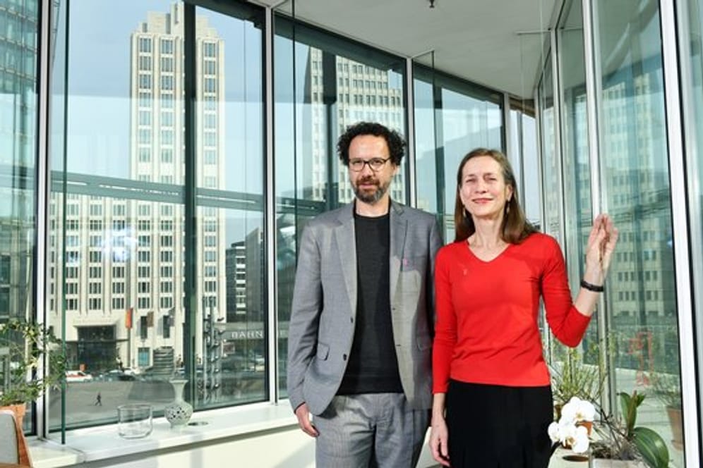 Das künftige Leitungs-Duo: Carlo Chatrian, künstlerischer Direktor, und Mariette Rissenbeek, Geschäftsführerin, bei einem Pressetermin im Berlinale-Büro am Potsdamer Platz.