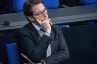 Bundesverkehrsminister Andreas Scheuer im Deutschen Bundestag: Im Gegensatz zu von der Leyen soll es bei Scheuer keine Beweisvernichtung von Handydaten geben.