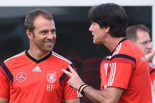 Hansi Flick (l) erinnert sich gerne an die 50.
