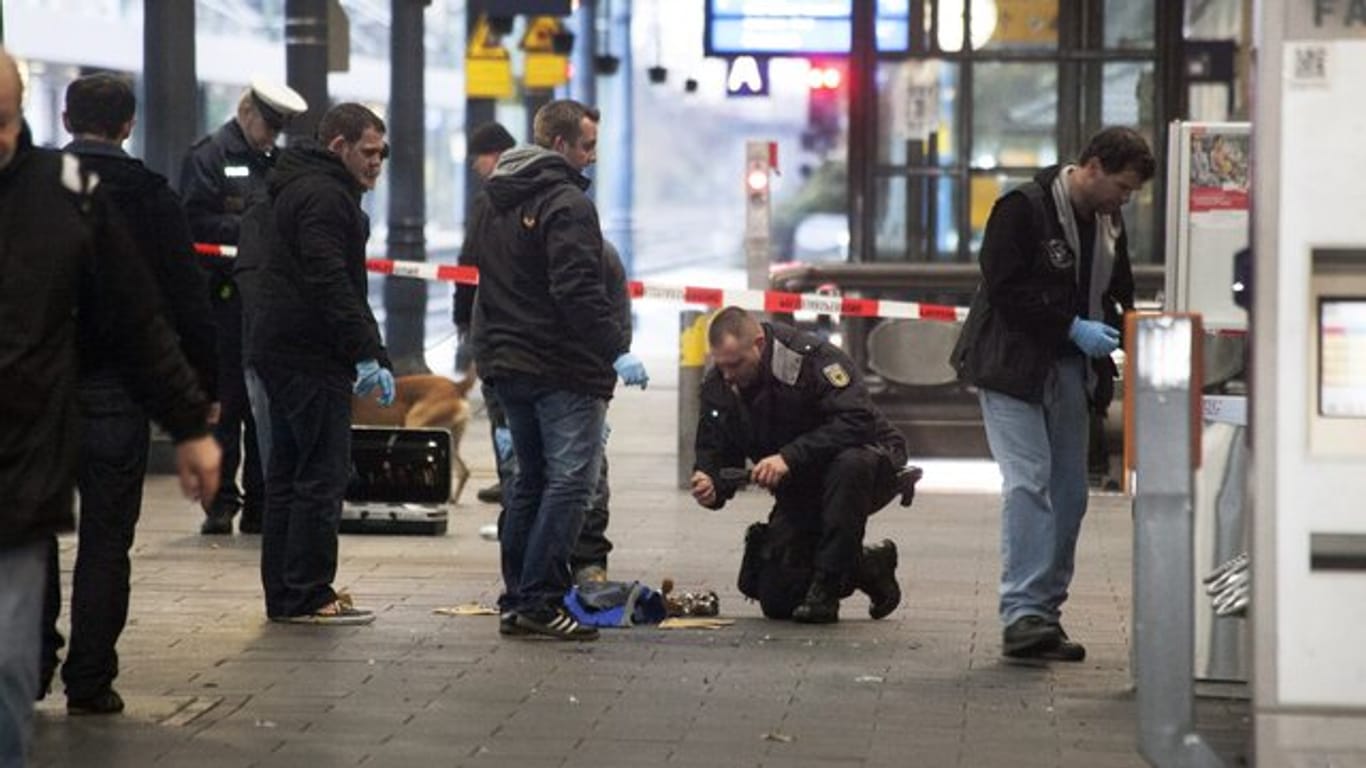 Polizisten untersuchen am Bonner Hauptbahnhof eine Tasche: Am Hauptbahnhof sind innerhalb von wenigen Tagen zwei Bombendrohungen eingegangen.