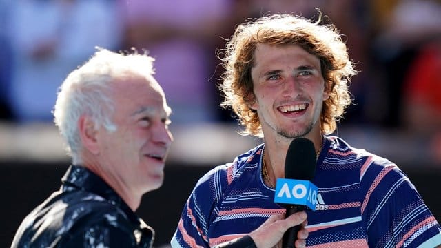 Alexander Zverev (r) nach seinem Halbfinaleinzug im Gespräch mit John McEnroe.