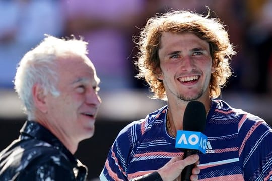 Alexander Zverev (r) nach seinem Halbfinaleinzug im Gespräch mit John McEnroe.