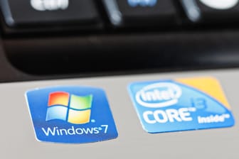 Ein Windows-7-Sticker an einem Rechner: Antivirenhersteller wollen ihre Programme für Windows 7 weiter unterstützen.