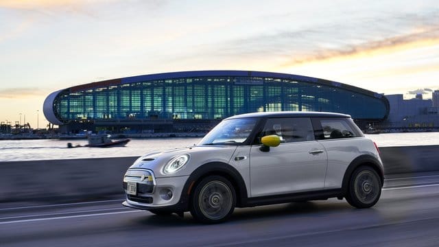 Elektroflitzer: Der Mini Cooper SE mit Akku und E-Motor geht zu Preisen ab 32 500 Euro in den Handel. Elektroflitzer: Der Mini Cooper SE mit Akku und E-Motor geht zu Preisen ab 32 500 Euro in den Handel.