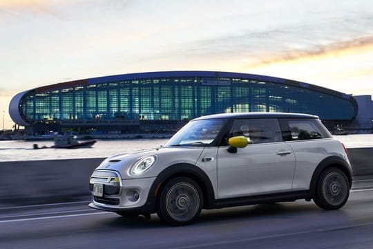 Elektroflitzer: Der Mini Cooper SE mit Akku und E-Motor geht zu Preisen ab 32 500 Euro in den Handel.