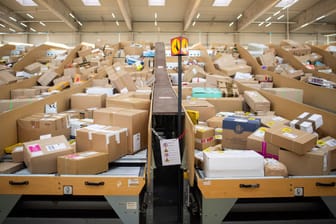 Deutsche Post: Die Regulierungsbehörde geht gegen Preiserhöhungen der Post bei Paketen vor.