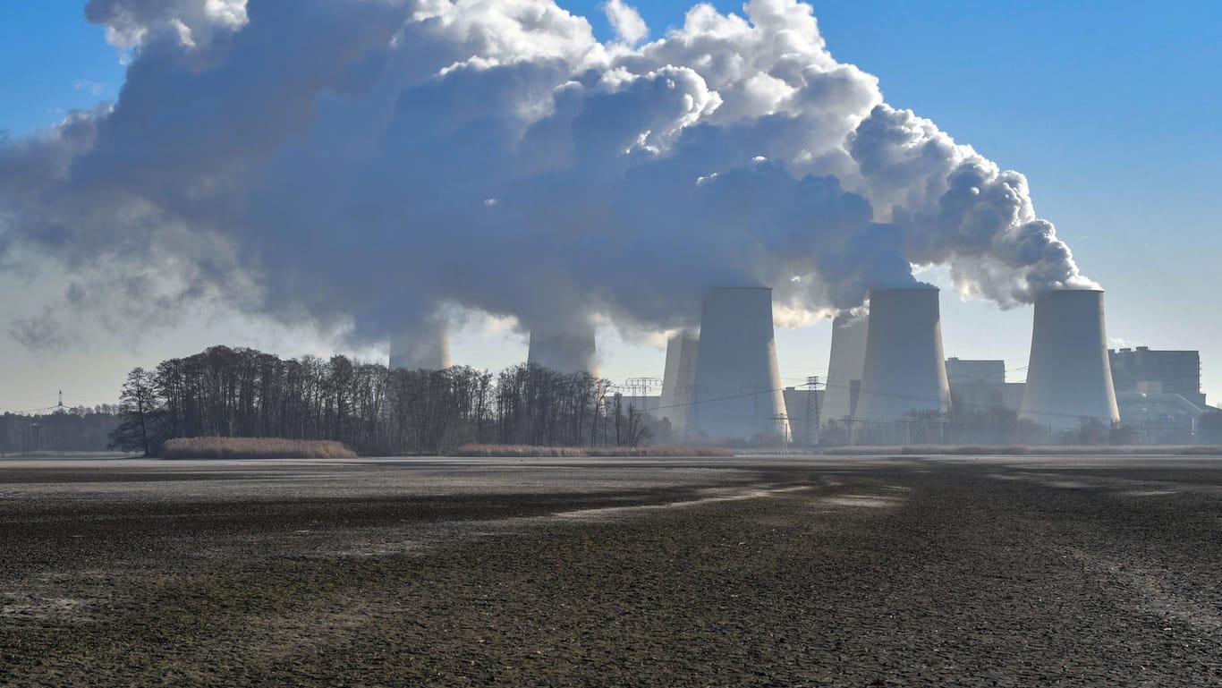 Wasserdampf steigt aus dem Braunkohlekraftwerk Jänschwalde in Brandenburg empor: Das Kabinett hat den Kohleausstieg beschlossen.