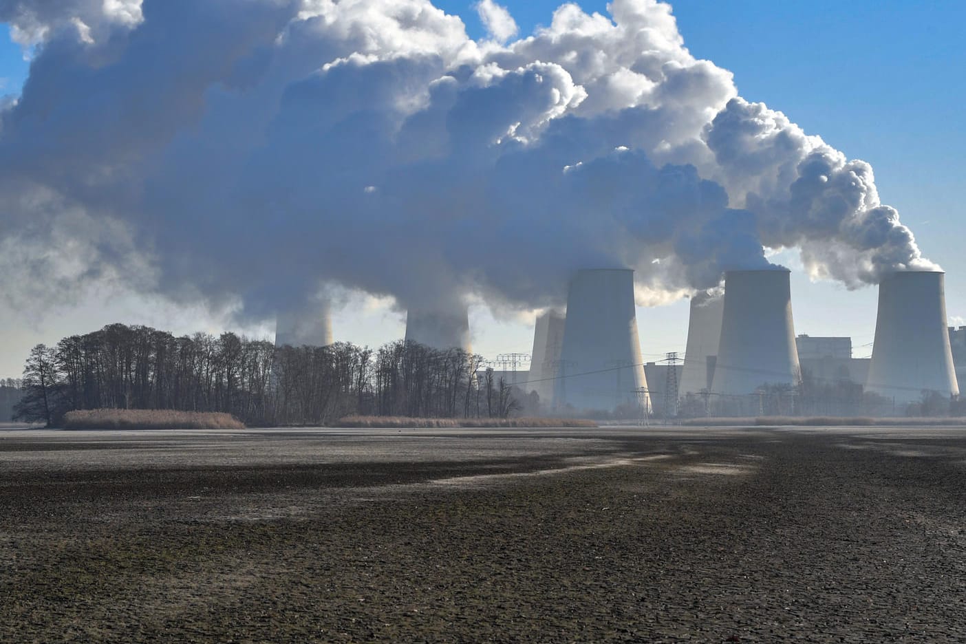 Wasserdampf steigt aus dem Braunkohlekraftwerk Jänschwalde in Brandenburg empor: Das Kabinett hat den Kohleausstieg beschlossen.