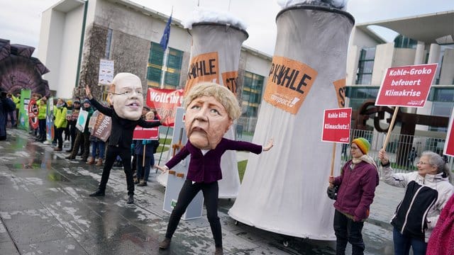 Aktivisten protestieren verkleidet als Angela Merkel und Peter Altmaier vor dem Bundeskanzleramt gegen den Zeitplan für den Kohleausstieg. Aktivisten protestieren verkleidet als Angela Merkel und Peter Altmaier vor dem Bundeskanzleramt gegen den Zeitplan für den Kohleausstieg.