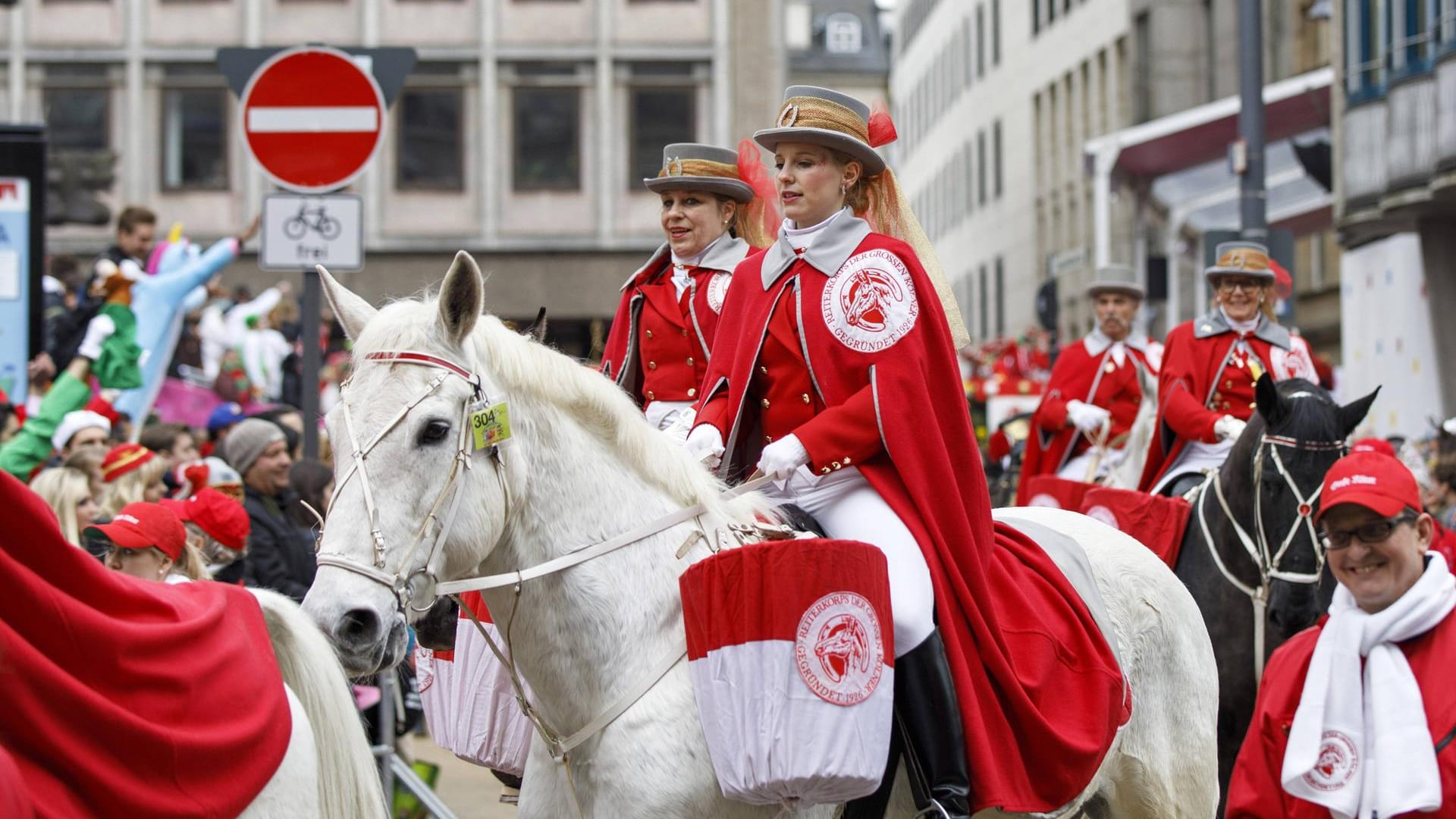 Pferde beim Kölner Rosenmontagszug im Jahr 2017: Tierschützer wollen die Teilnahme der Tiere filmen.