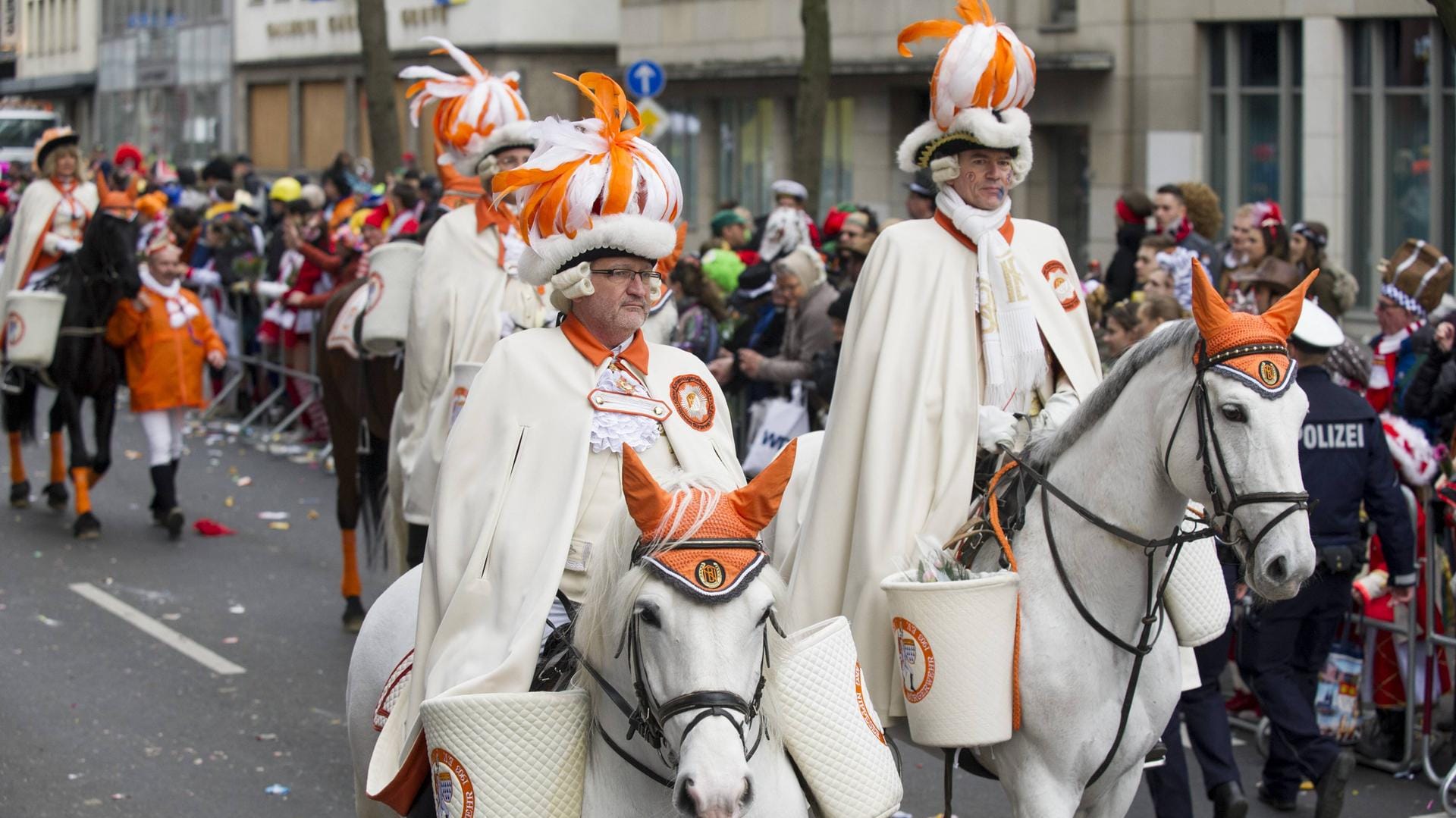 Reiter auf Pferden beim Karneval in Köln: Die Tiere werden von Ärzten stichprobenartig auf Beruhigungsmittel geprüft.