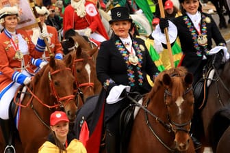Pferde beim Rosenmontagszug in Köln: Die Teilnahme der Tiere ist umstritten.