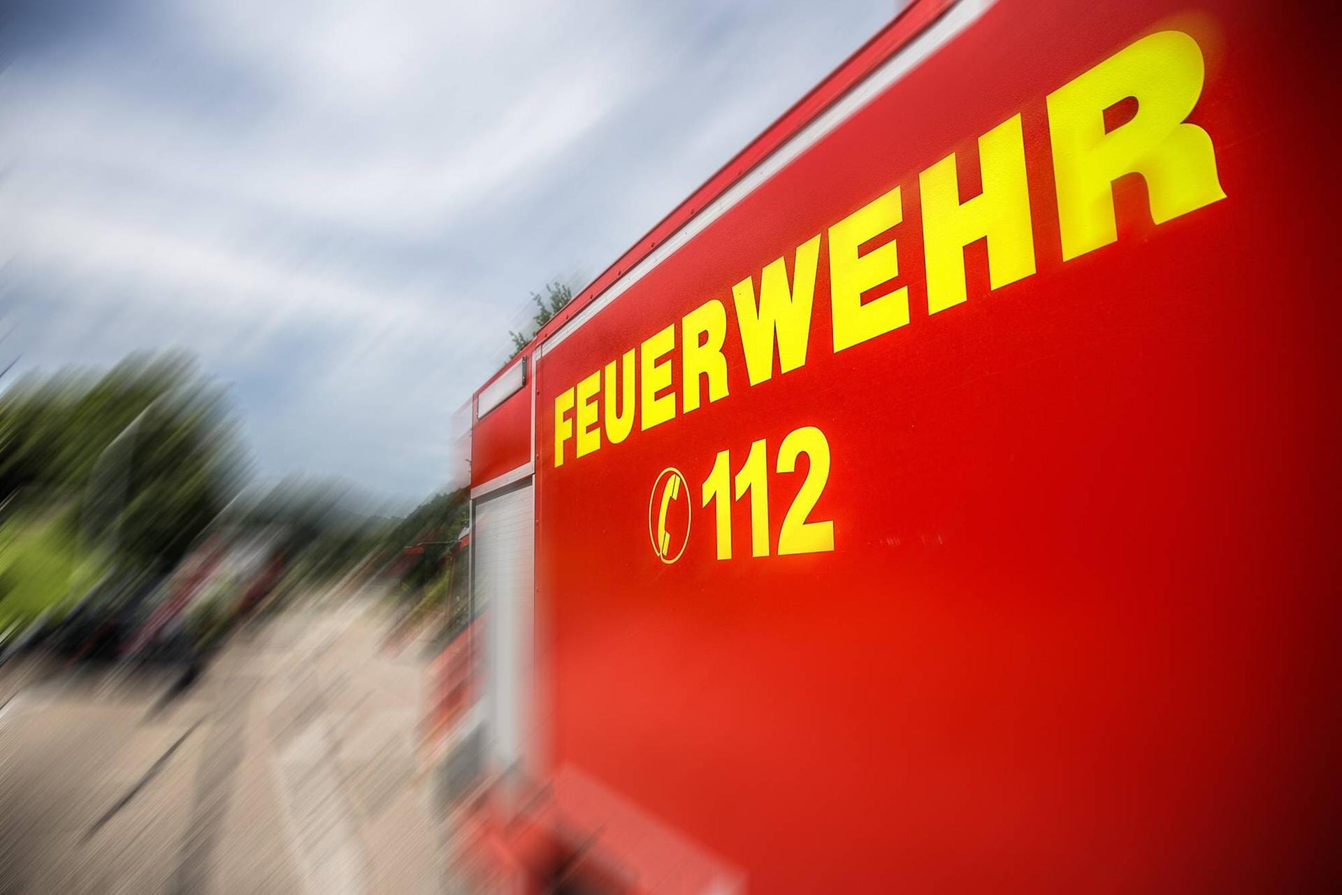 Ein Auto der Feuerwehr im Einsatz (Symbolbild): In Mainz hat es in einem Parkhaus gebrannt.