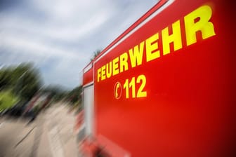 Ein Auto der Feuerwehr im Einsatz (Symbolbild): In Mainz hat es in einem Parkhaus gebrannt.