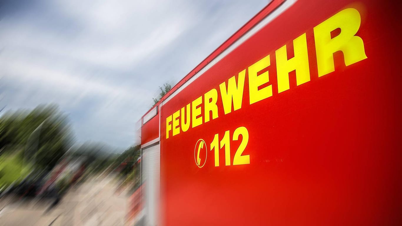 Ein Auto der Feuerwehr im Einsatz (Symbolbild): In Mainz hat es in einem Parkhaus gebrannt.