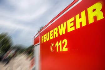 Ein Auto der Feuerwehr im Einsatz (Symbolbild): In Mainz hat es in einem Parkhaus gebrannt.