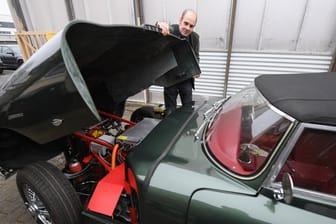 Marco Stromberg von der Maschinenbau-Firma Lorey hat einen Jaguar E-Type aus dem Baujahr 1972 mit einem Elektromotor ausgerüstet.