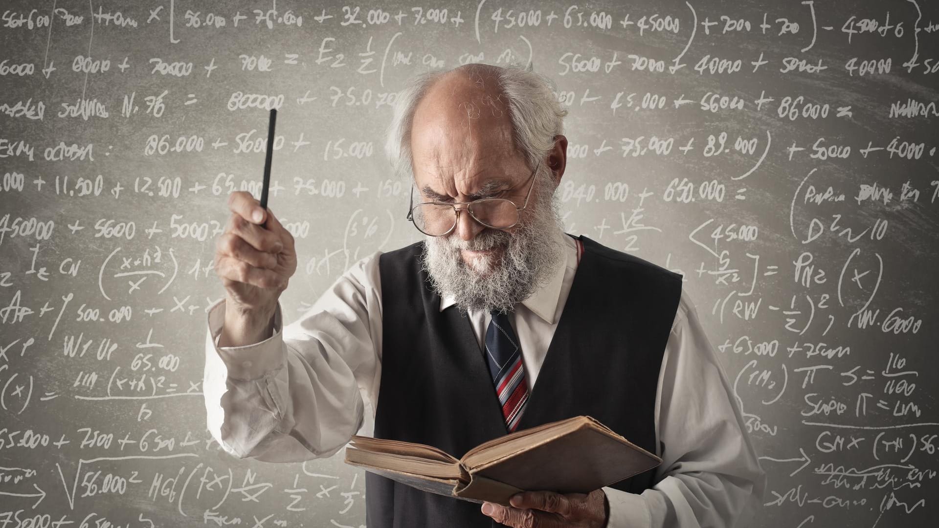 Cleverer Professor steht vor der Tafel