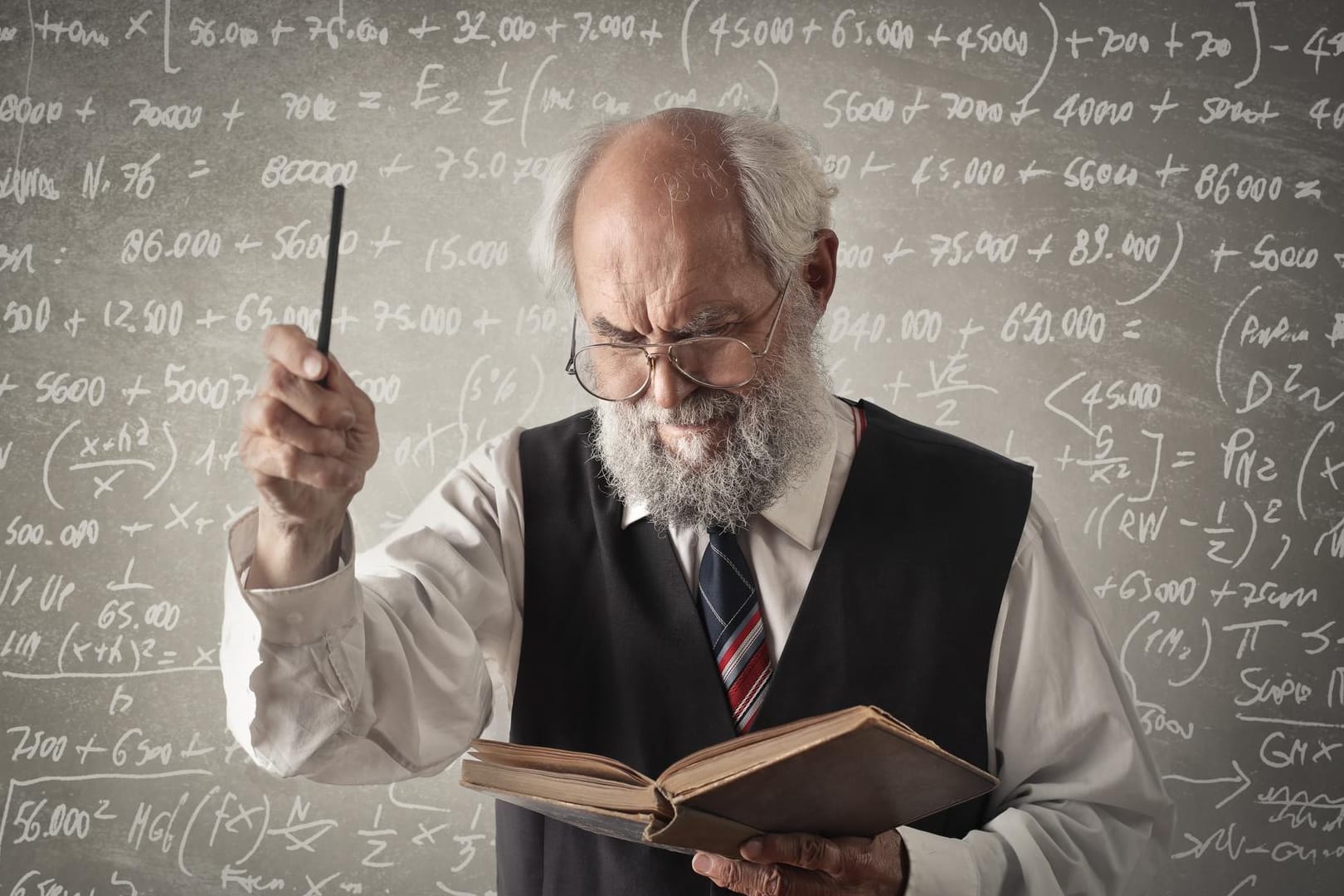 Cleverer Professor steht vor der Tafel