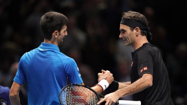 Treffen im Halbfinale in Melbourne aufeinander: Roger Federer (r) und Novak Djokovic.