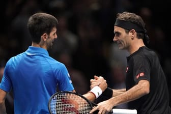 Treffen im Halbfinale in Melbourne aufeinander: Roger Federer (r) und Novak Djokovic.