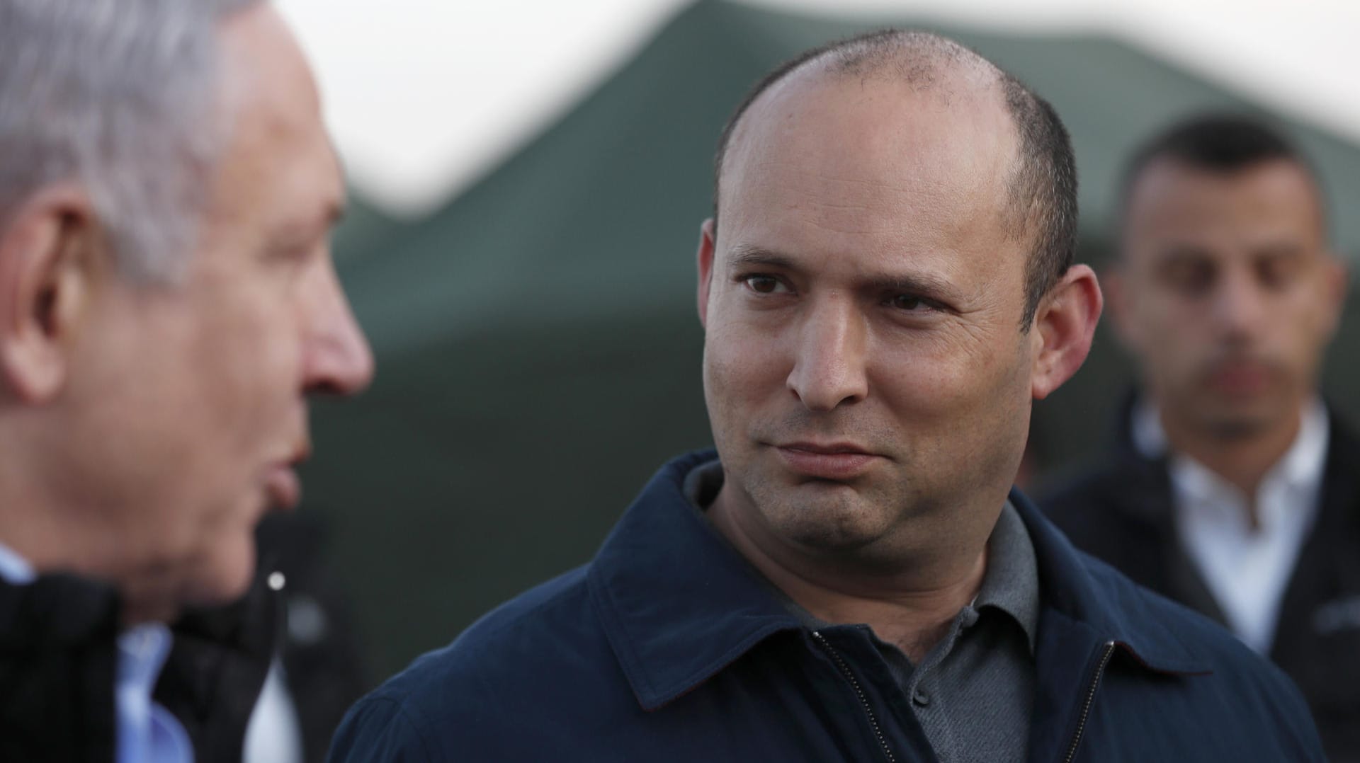 Der israelische Premierminister Benjamin Netanjahu und sein Verteidigungsminister Naftali Bennett: Einen autonomen Palästinenserstaat lehnt der ultrarechte Politiker ab. Der israelische Premierminister Benjamin Netanjahu und sein Verteidigungsminister Naftali Bennett: Einen autonomen Palästinenserstaat lehnt der ultrarechte Politiker ab.