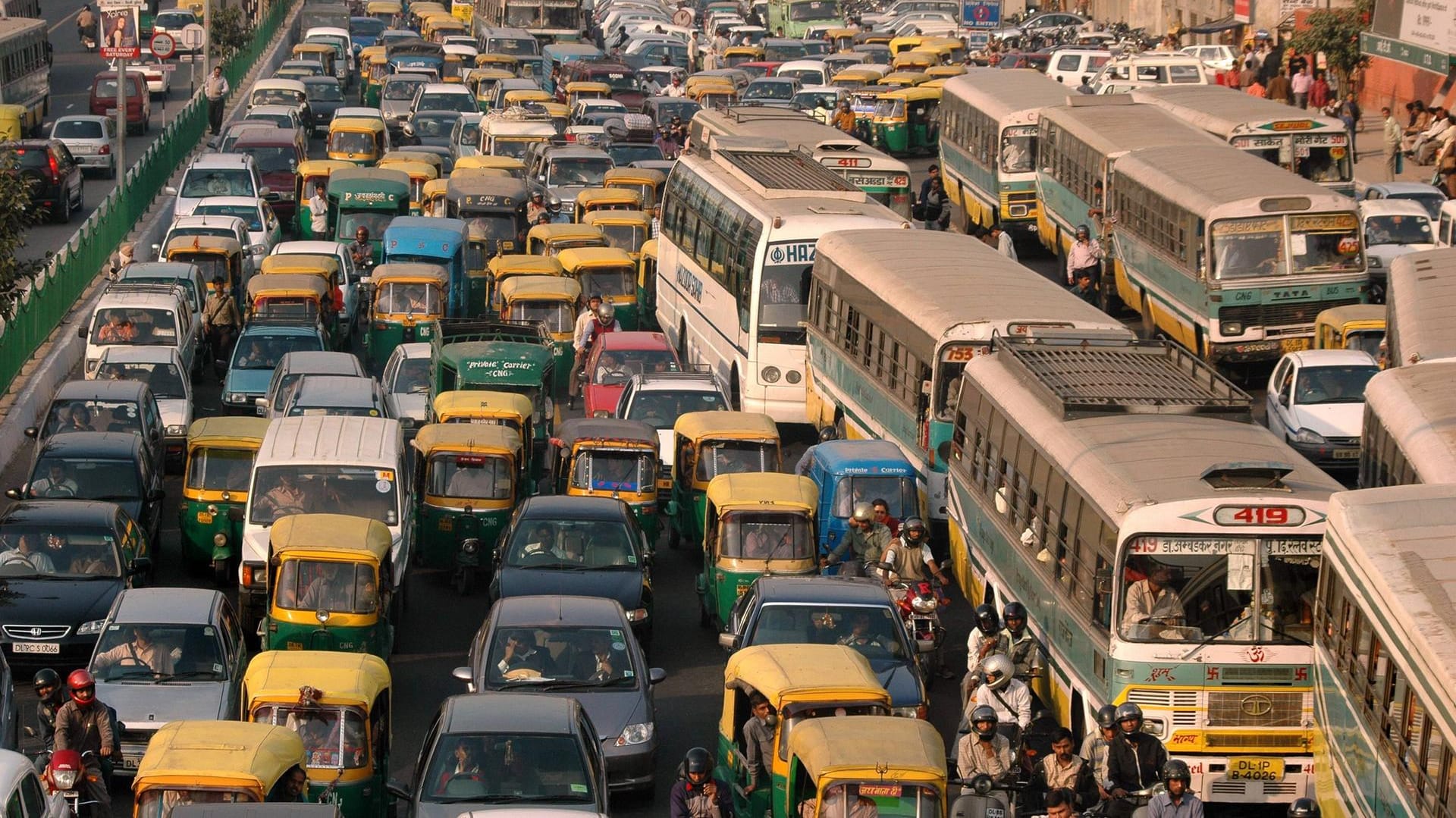 Eine Hauptstraße in Neu-Delhi (Symbolfoto): Die Rettungsarbeiten nach dem Unfall dauerten bis tief in die Nacht.