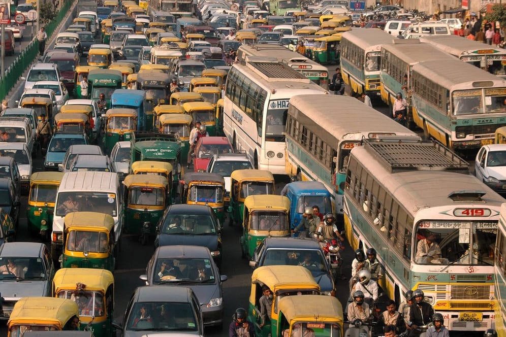 Eine Hauptstraße in Neu-Delhi (Symbolfoto): Die Rettungsarbeiten nach dem Unfall dauerten bis tief in die Nacht.