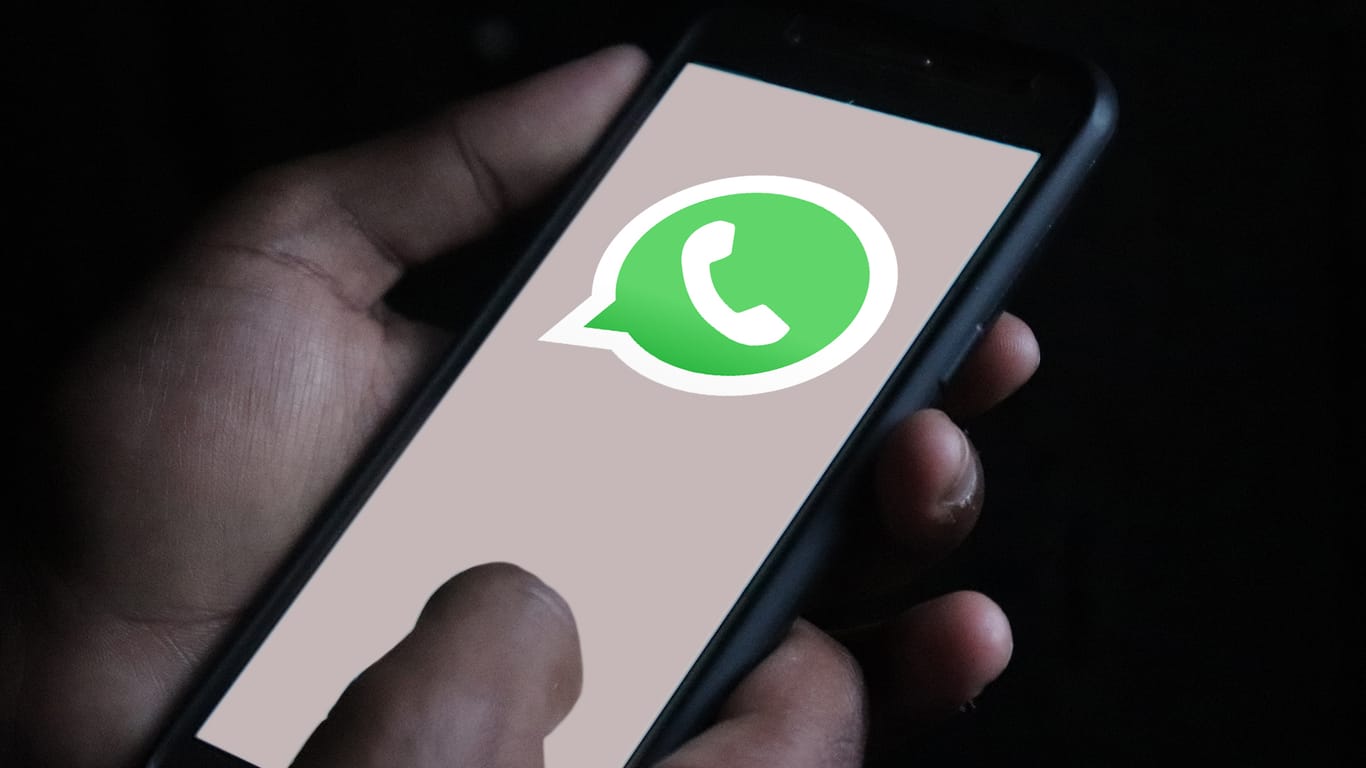Ein Smartphone mit WhatsApp-Logo: Im vergangenen Jahr wurden viele Sicherheitslücken im Messenger gefunden.