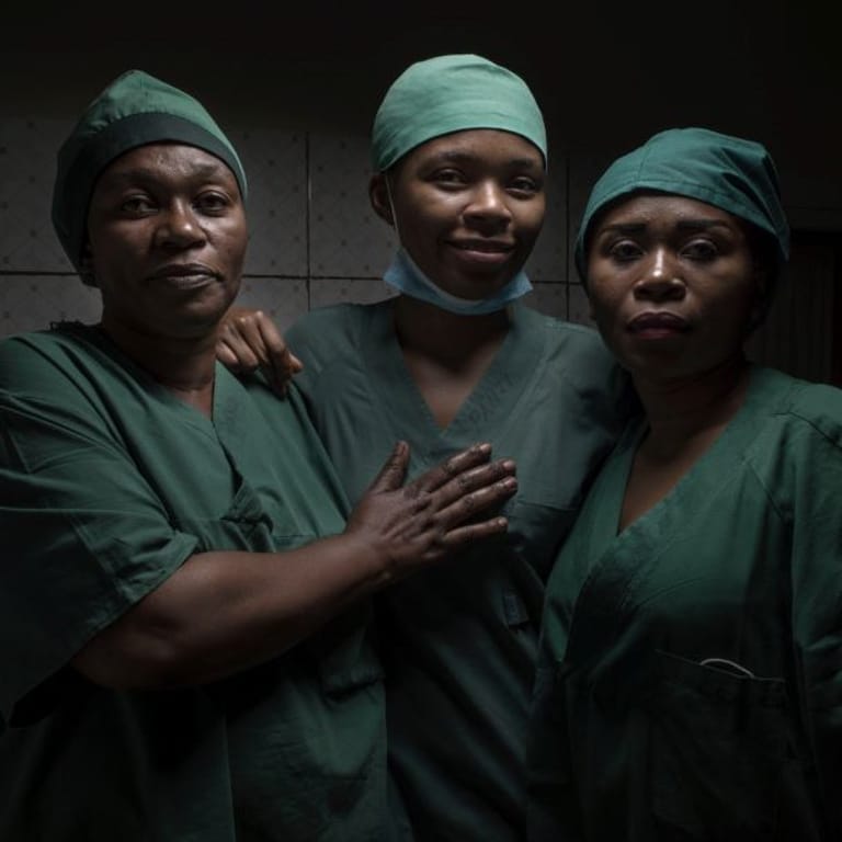 Drei Schwestern im Panzi-Krankenhaus: Sie kämpfen für Gerechtigkeit für die Überlebenden. Ihr Chef, Dr. Mukwege, geht von mehr als 400.000 Vergewaltigungen pro Jahr im Kongo aus.