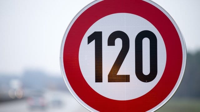 Autofahrer dürfen sich nicht allein auf Assistenzsysteme, die mit Hilfe von Kameras Verkehrsschilder erkennen und automatisch das Tempo regulieren können, verlassen. Autofahrer dürfen sich nicht allein auf Assistenzsysteme, die mit Hilfe von Kameras Verkehrsschilder erkennen und automatisch das Tempo regulieren können, verlassen.