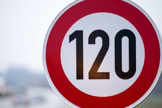 Autofahrer dürfen sich nicht allein auf Assistenzsysteme, die mit Hilfe von Kameras Verkehrsschilder erkennen und automatisch das Tempo regulieren können, verlassen.