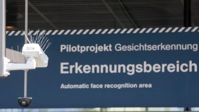 Test der automatischen Gesichtserkennung im Bahnhof Südkreuz in Berlin. Test der automatischen Gesichtserkennung im Bahnhof Südkreuz in Berlin.