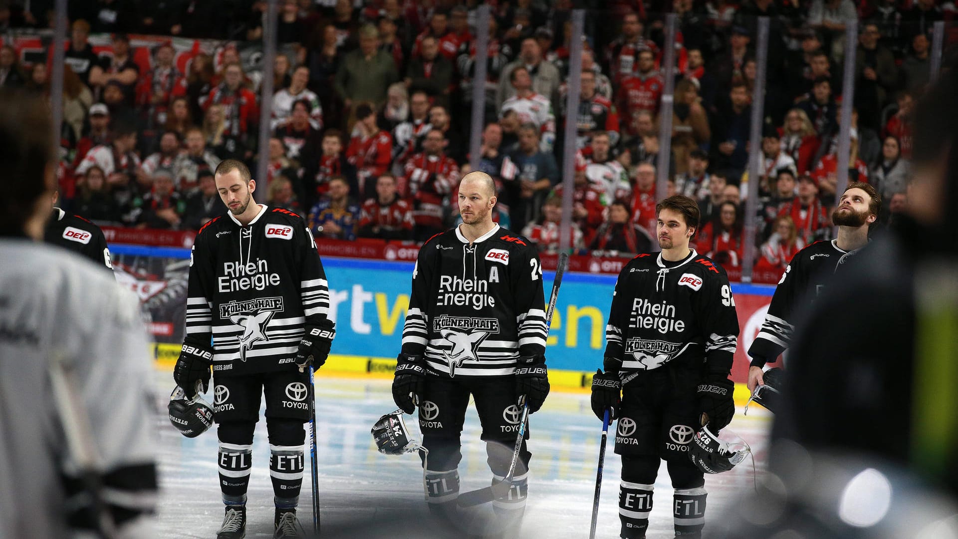 Geknickte Kölner Haie-Spieler: Die Pleiteserie des Vereins hält an.