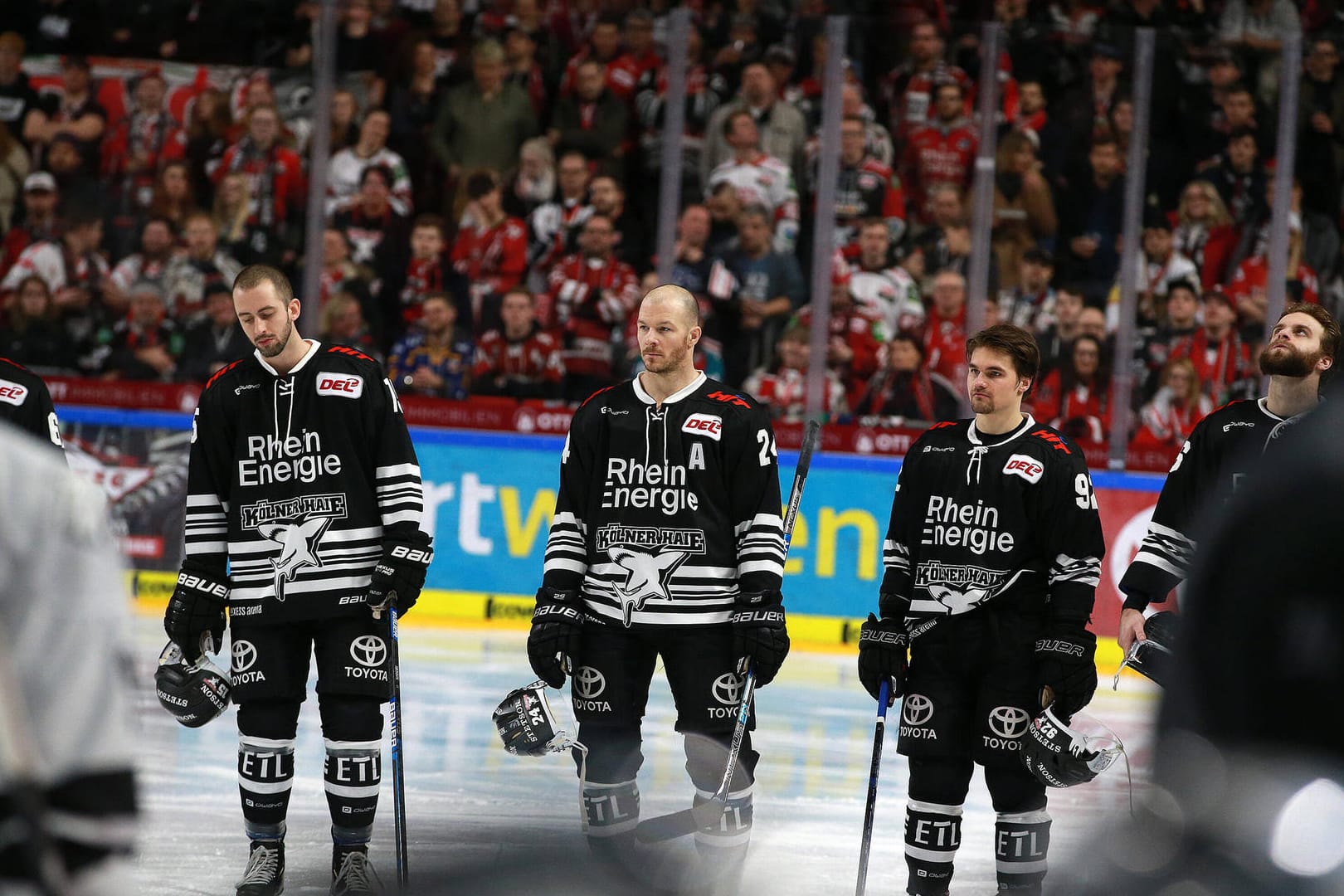 Geknickte Kölner Haie-Spieler: Die Pleiteserie des Vereins hält an.