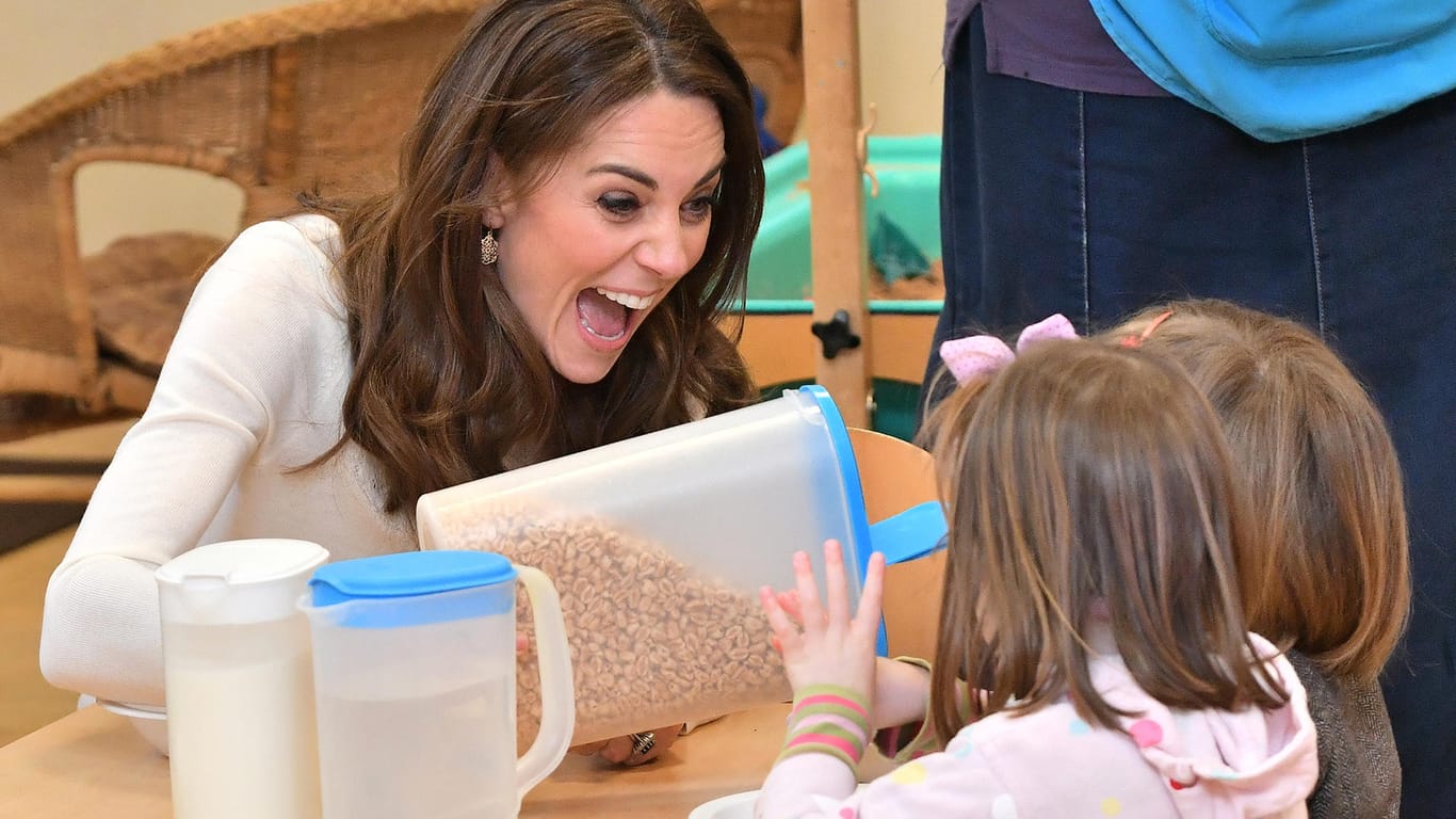 Herzogin Kate: Die Royal besuchte am Mittwoch überraschend eine Kindertagesstätte mit Vorschule in London und sprach dort auch über den eigenen Nachwuchs.