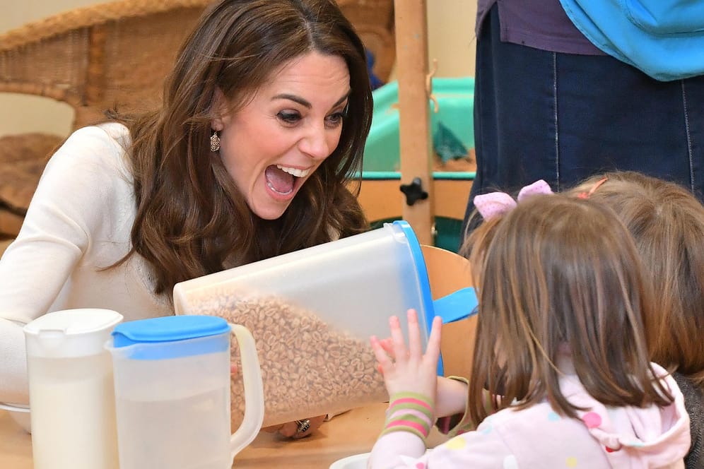 Herzogin Kate: Die Royal besuchte am Mittwoch überraschend eine Kindertagesstätte mit Vorschule in London und sprach dort auch über den eigenen Nachwuchs.