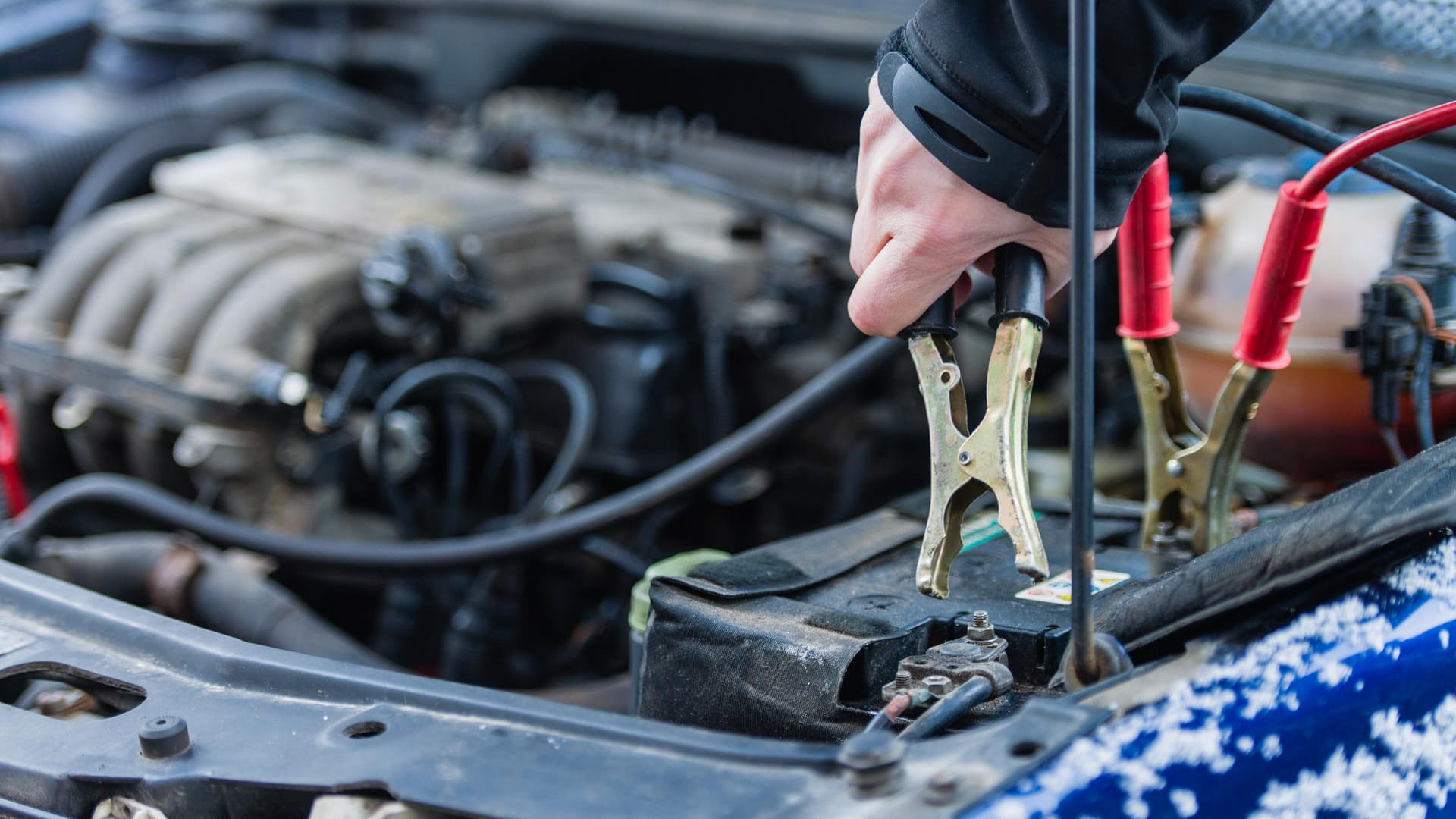 Starthilfe fürs Auto: Im Winter ist die Batterie besonders belastet.