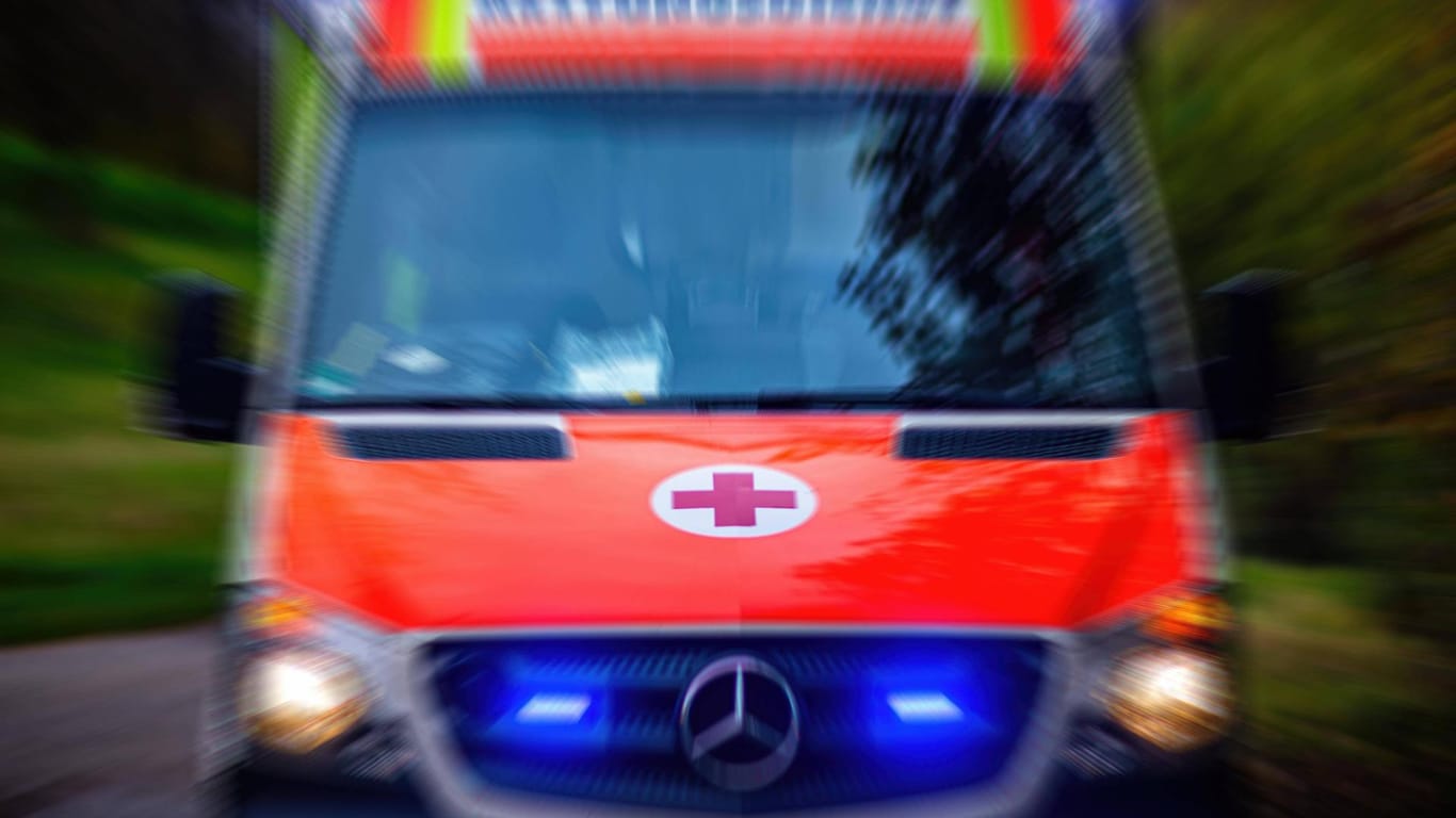 Rettungswagen mit Sirene (Symbolbild): In Iserlohn ist ein dreijähriger Junge aus dem Fenster gestürzt und wenig später im Krankenhaus gestorben.