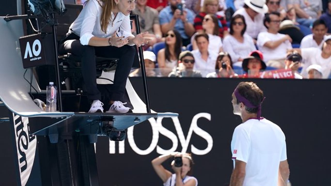 Ermahnung: Schiedsrichterin Marijana Veljovic (l) muss Roger Federer zügeln.