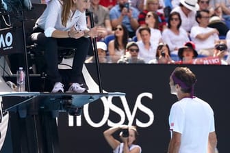 Ermahnung: Schiedsrichterin Marijana Veljovic (l) muss Roger Federer zügeln.