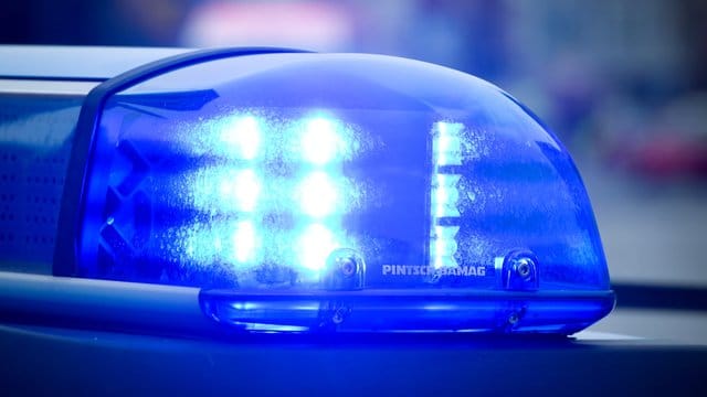 Das Blaulicht an einem Polizeiauto leuchtet: In Düsseldorf fanden Bauarbeiter eine Leiche. Das Blaulicht an einem Polizeiauto leuchtet: In Düsseldorf fanden Bauarbeiter eine Leiche.
