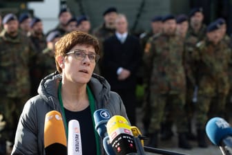Bundesministerin der Verteidigung, Annegret Kramp-Karrenbauer: Die deutschen Tornado-Aufklärer werden schon bald von den Italienern abgelöst.