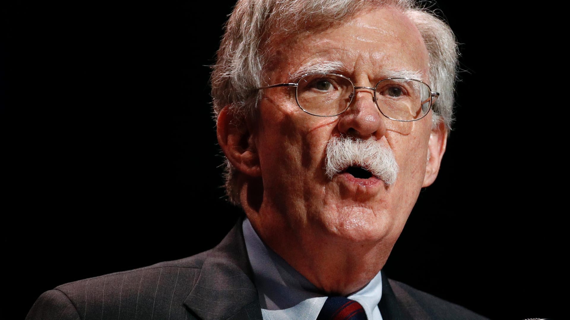 John Bolton: Der frühere Nationale Sicherheitsberater des US-Präsidenten belastet Donald Trump im Impeachment-Verfahren schwer.