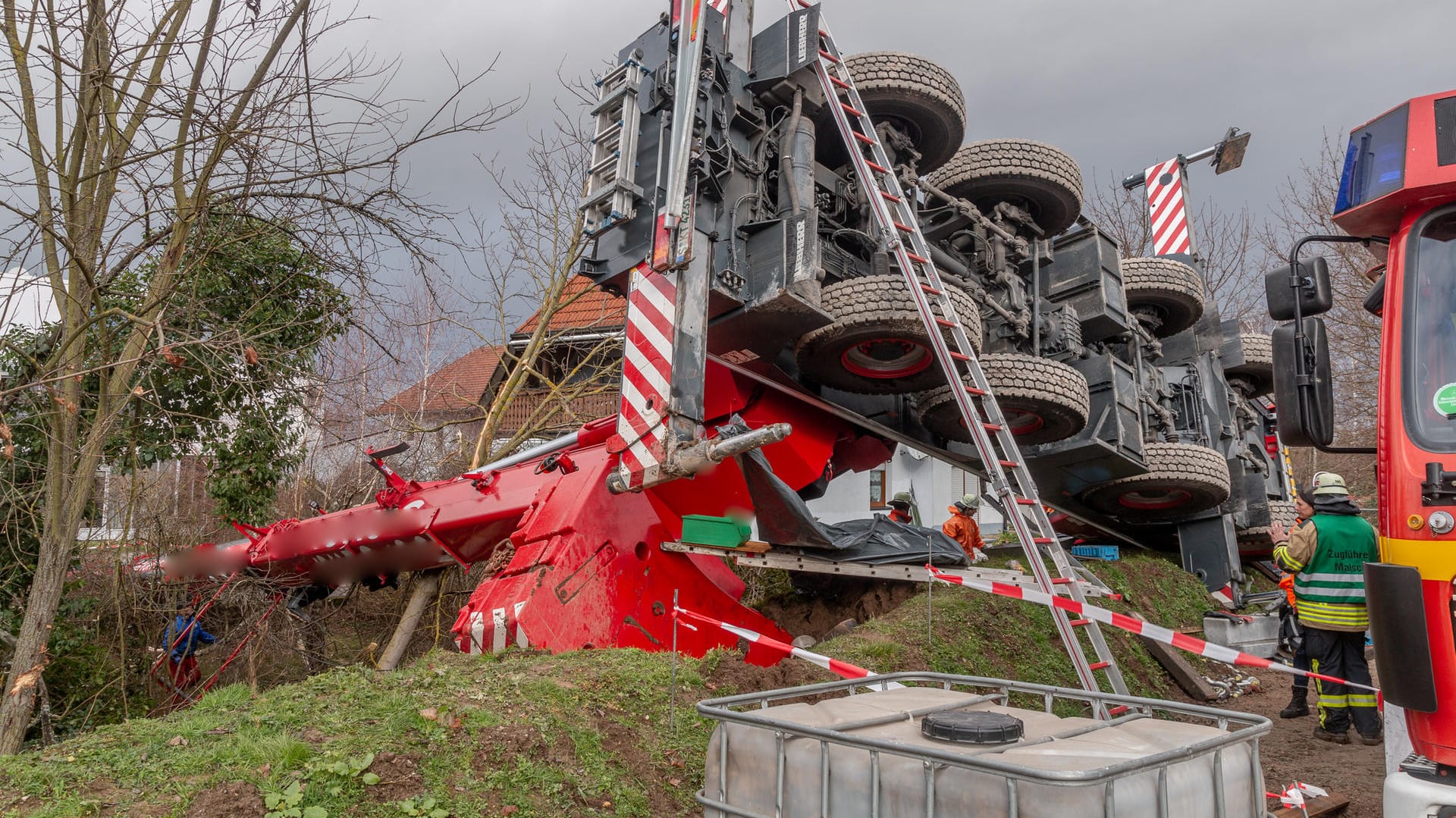 Umgekippter Autokran: Im Kreis Karlsruhe hat es einen Unfall bei Arbeiten gegeben.